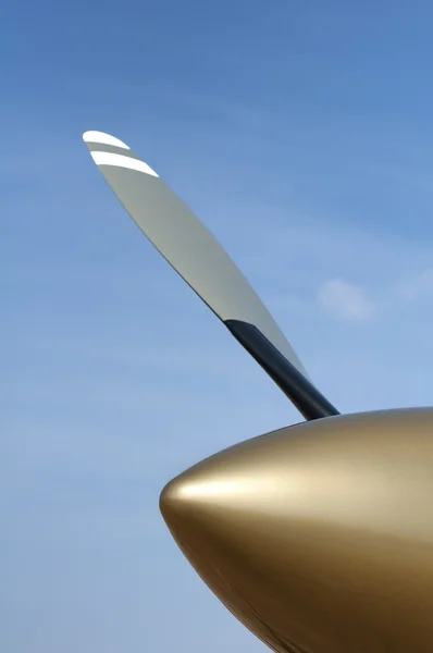 Beige en wit vliegtuig propeller — Stockfoto