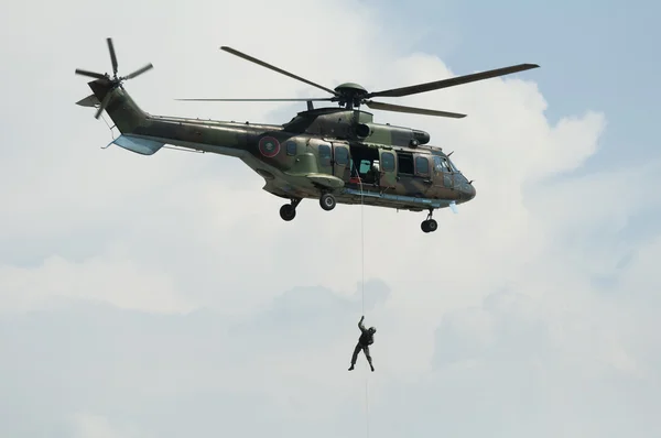 Soldat hängt an Hubschrauber — Stockfoto