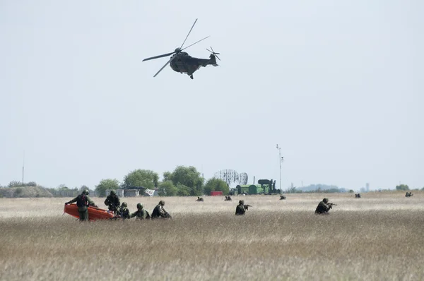 Военная операция с вертолетами — стоковое фото