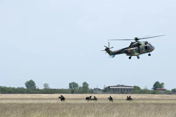 Operacji wojskowej z helikopterami — Zdjęcie stockowe