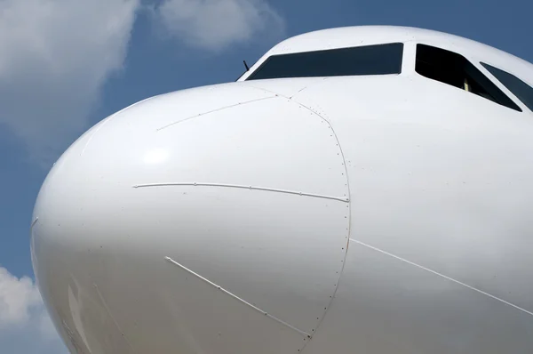 De voorzijde van een vliegtuig in close-up — Stockfoto
