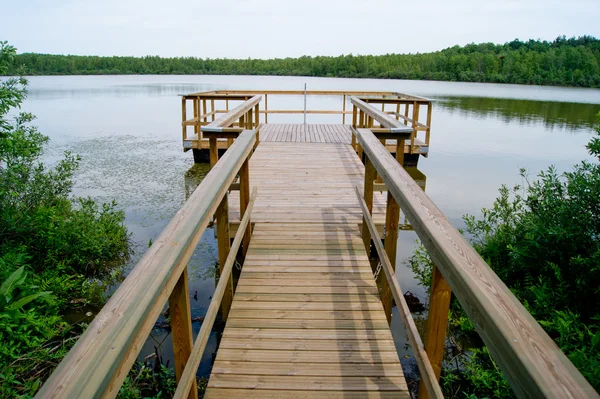 湖に架かる橋 — ストック写真