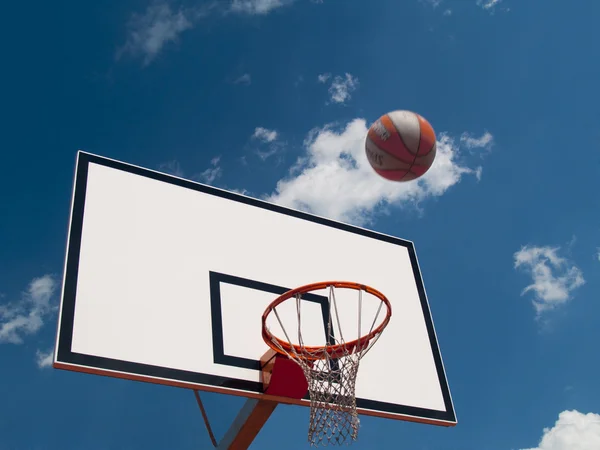 Tabell och basket — Stockfoto
