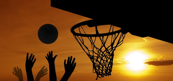 篮球在日落 — 图库照片
