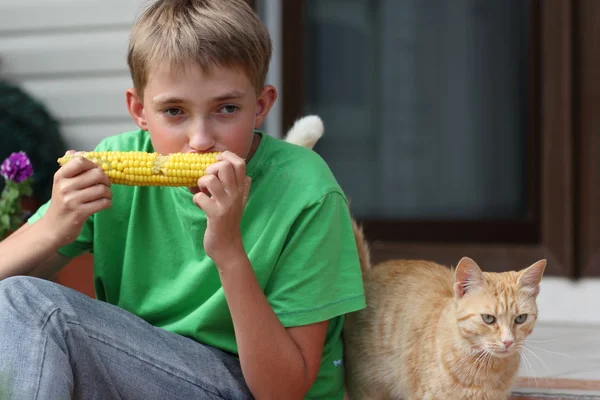 Chlapec stravovací kukuřice — Stock fotografie