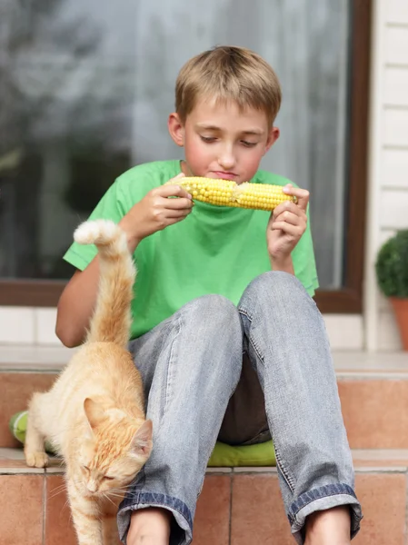 Chlapec stravovací kukuřice — Stock fotografie