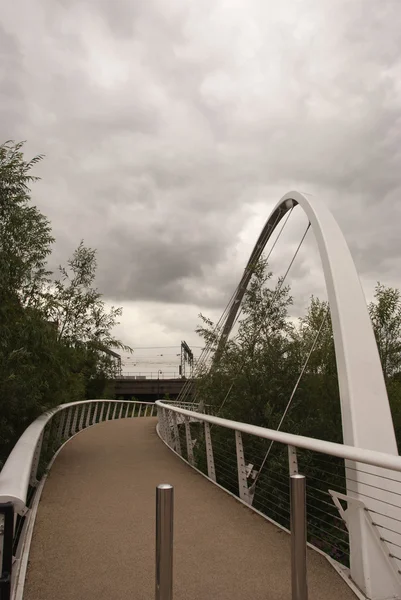 Σύγχρονη τοξωτή γέφυρα για πεζούς — Φωτογραφία Αρχείου