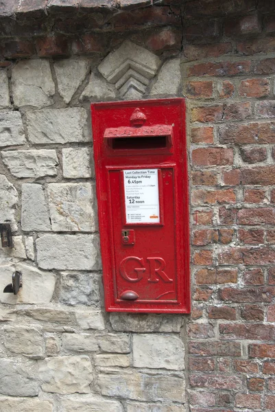 Uma caixa de correio britânica vermelha — Fotografia de Stock