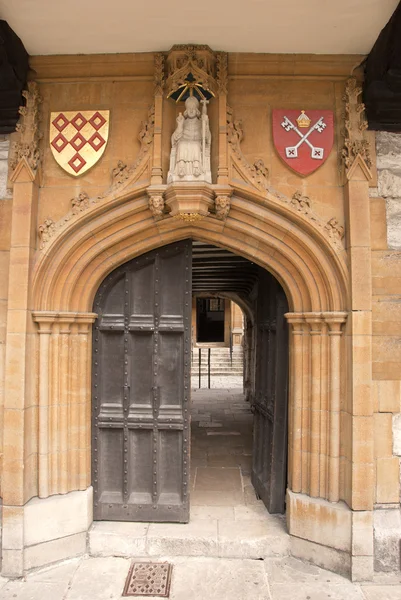 Puerta de piedra tallada medieval —  Fotos de Stock