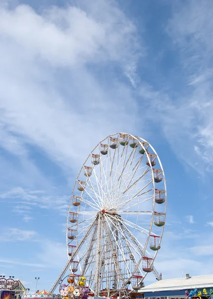Nöjesfältet hjul och pier7 — Stockfoto