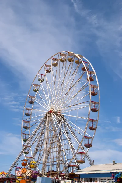 Nöjesfältet hjul och pier11 — Stockfoto
