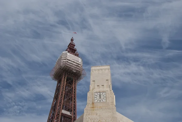 ブラック プール タワーおよび時計塔 — ストック写真