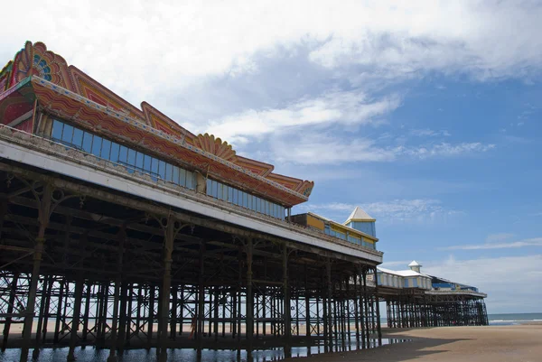 Central Pier Blackpool desde la playa — Foto de Stock