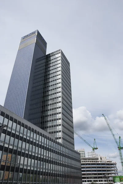 Twin skyskrapor och konstruktion kranar — Stockfoto