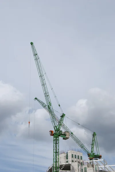 Dois guindastes da torre e canteiro de obras — Fotografia de Stock