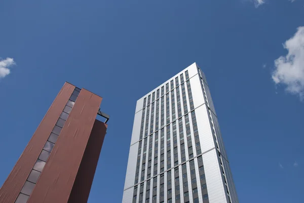 Kantoorgebouw rode bakstenen en witte flatgebouw — Stockfoto