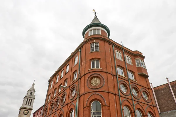 Викторианское здание из красного кирпича — стоковое фото