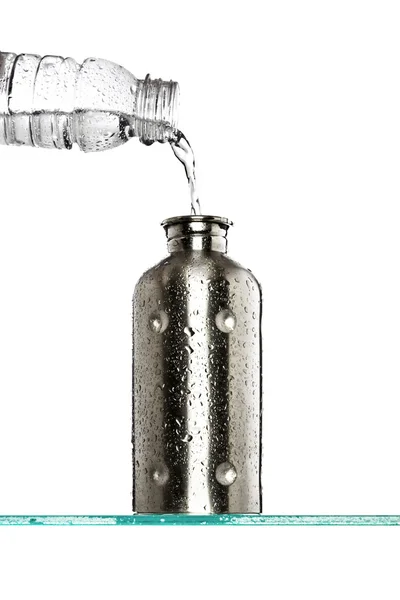 Hälla vatten i thermo — Stockfoto
