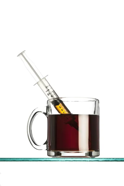 Syringe in Coffee cup Rechtenvrije Stockafbeeldingen