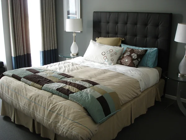 Bruna toner i sovrum med blå höjdpunkter — Stockfoto