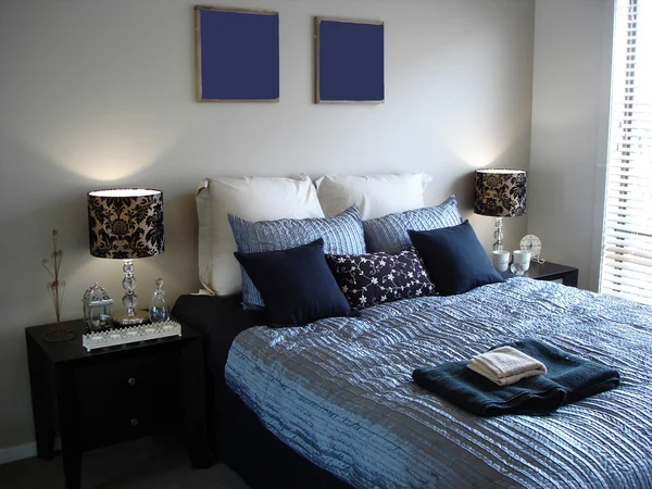 Blå toner i sovrum — Stockfoto