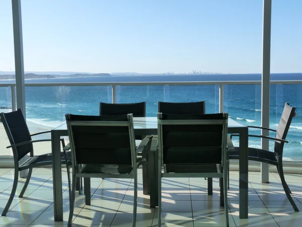 Uitzicht op de oceaan vanaf het balkon — Stockfoto