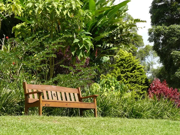 Zonnige ontspannende tuin stoel — Stockfoto