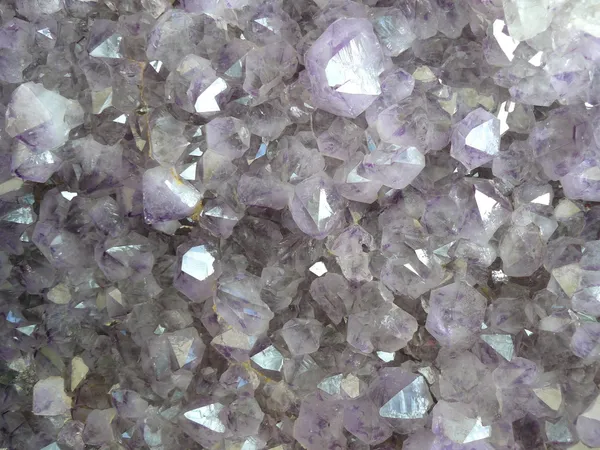 Бледно-фиолетовые кристаллы — стоковое фото