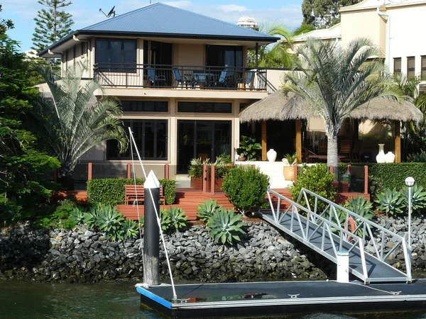 Luksusowy hotel waterfront z prywatną Cumownicza — Zdjęcie stockowe