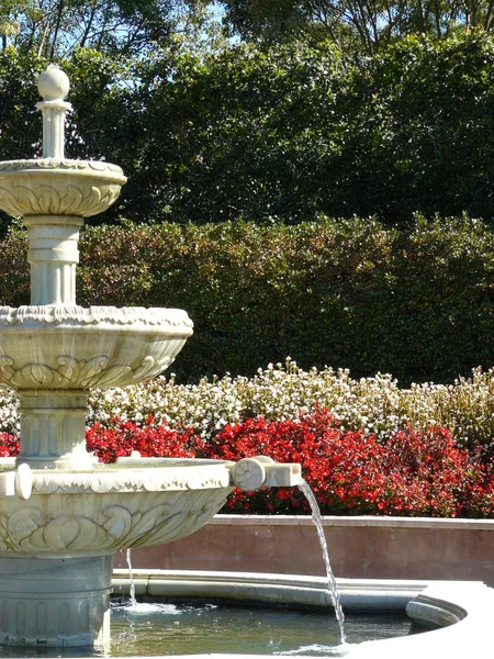 Krásné zahradní fontána — Stock fotografie