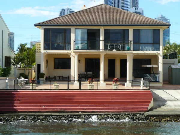Πολυτελή κατοικία μπροστά στο νερό με ιδιωτικό ελλιμενισμού Εικόνα Αρχείου