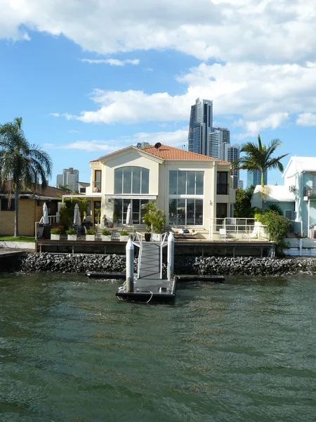 Πολυτελή κατοικία μπροστά στο νερό με ιδιωτικό ελλιμενισμού Royalty Free Εικόνες Αρχείου