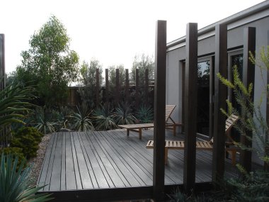 modern ev arka bahçesinde çevre düzenlemesi deste ile