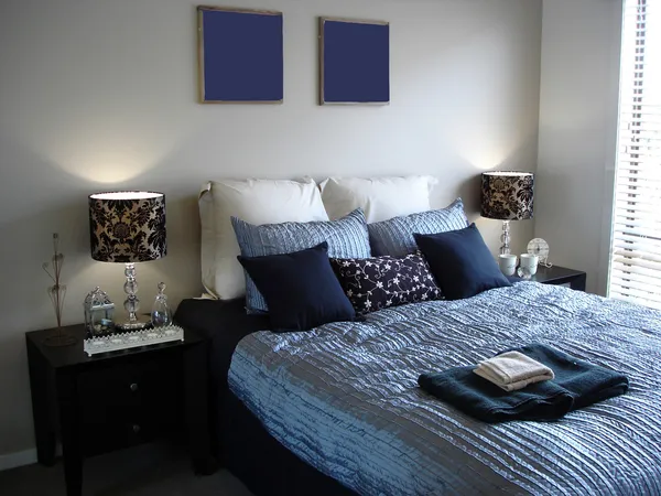 Lujoso dormitorio principal en azul — Foto de Stock