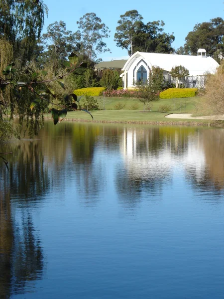Kościół nad jeziorem — Zdjęcie stockowe