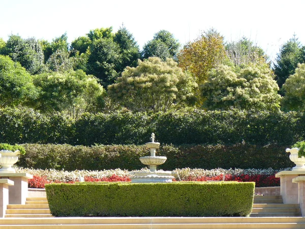 Fontana in giardino formale — Foto Stock