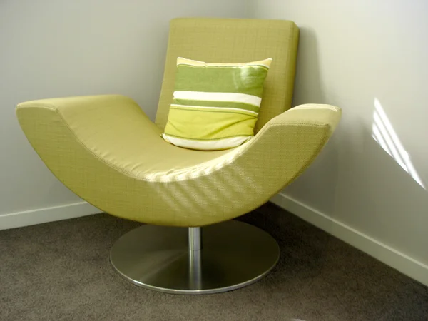 Cadeira estofada incomum verde — Fotografia de Stock