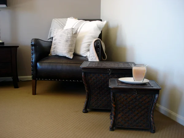 Sedia lounge in pelle marrone cioccolato — Foto Stock