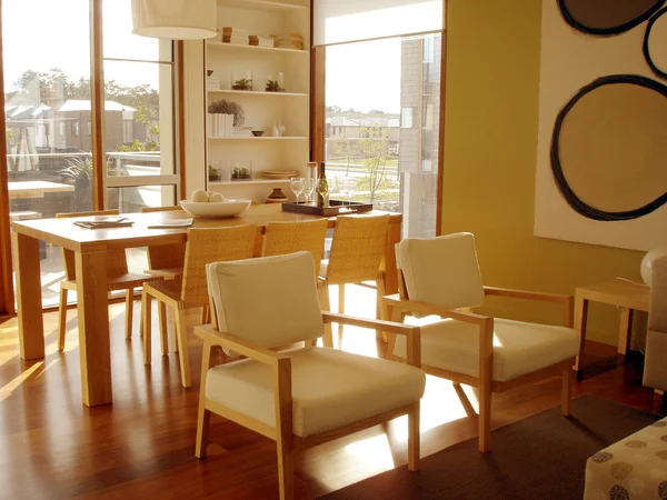 Öppen planlösning kök matplats lounge neutrala — Stockfoto