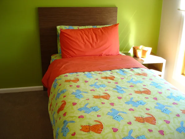 明亮的绿色和橙色开朗卧室 — 图库照片