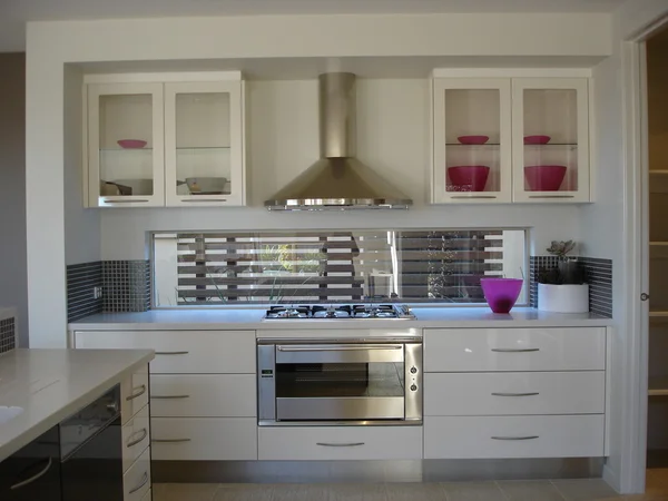 Moderní kuchyň bílá a světlé — Stock fotografie