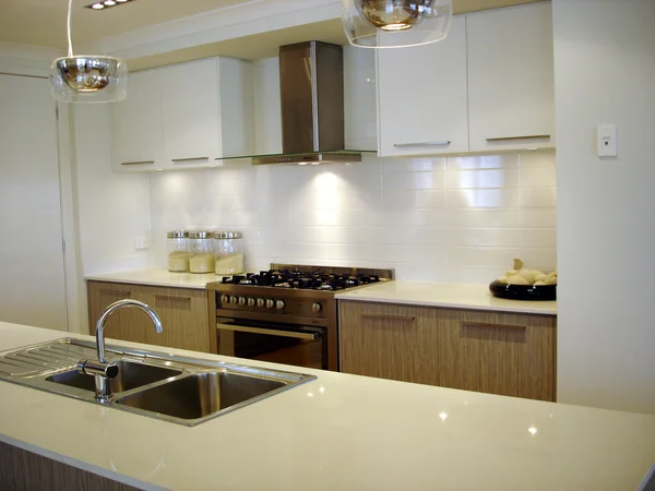 Cozinha moderna marrom e branco — Fotografia de Stock