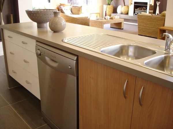 Warme tinten moderne keuken open plan living — Stockfoto