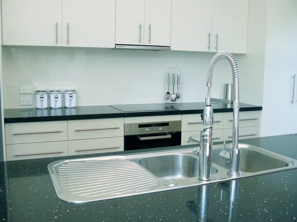 Keuken met mooie tapware en zwart granieten benchtop — Stockfoto