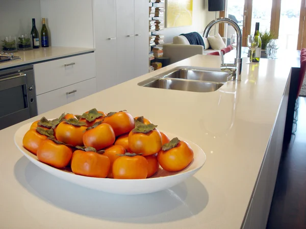 Cocina moderna tonos cálidos sala de estar de planta abierta — Foto de Stock