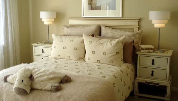 Wyrafinowane sypialnia krem — Zdjęcie stockowe