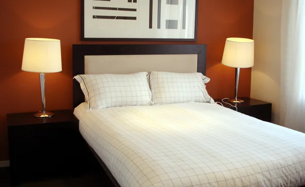 现代卧室温暖的色调 — 图库照片