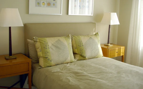 Nowoczesna sypialnia zielonej kolorystyce — Zdjęcie stockowe