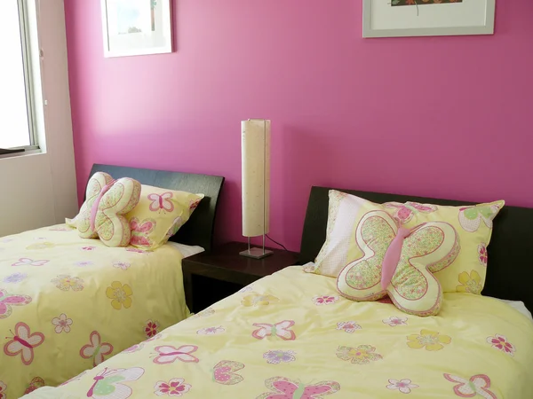 분홍색과 노란색 트윈 나비 침실 — 스톡 사진