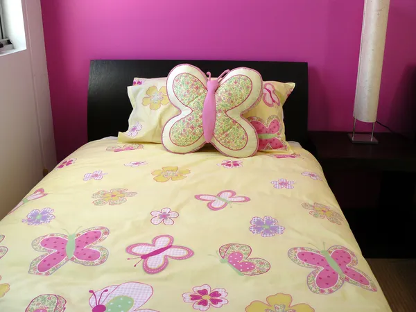 黄色和粉红色蝴蝶卧室 — 图库照片